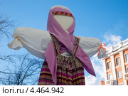 Тряпичная кукла на фоне синего неба. Стоковое фото, фотограф Вячеслав Палес / Фотобанк Лори