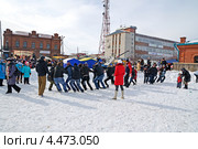 Город Ялуторовск. Перетягивание каната. Празднование Масленицы (2013 год). Редакционное фото, фотограф Александр Тараканов / Фотобанк Лори