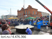 Трехметровый блин жарится на дровяном мангале (2013 год). Редакционное фото, фотограф Анатолий Матвейчук / Фотобанк Лори