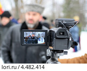 На видеокамеру снимают организатора митинга «КАЗАКИ – НАРОД!» - казачий атаман Зимовниковского юрта Всевеликого войска Донского Павел Сериков (2013 год). Редакционное фото, фотограф Олег Пчелов / Фотобанк Лори