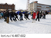 Город Ялуторовск. Перетягивание каната. Празднование Масленицы (2013 год). Редакционное фото, фотограф Александр Тараканов / Фотобанк Лори