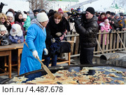 Ялуторовск. Интервью у повара во время выпечки трехметрового блина на гигантской сковороде (2013 год). Редакционное фото, фотограф Александр Тараканов / Фотобанк Лори