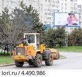 Перевозка пассажиров на тракторе - нарушение техники безопасности. Ростов-на-Дону (2013 год). Редакционное фото, фотограф Олег Пчелов / Фотобанк Лори