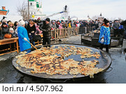 Город Ялуторовск. Выпечка трехметрового блина на гигантской сковороде (2013 год). Редакционное фото, фотограф Александр Тараканов / Фотобанк Лори