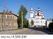 Вид в Тотьме ранним солнечным утром (2008 год). Редакционное фото, фотограф Солодовникова Елена / Фотобанк Лори