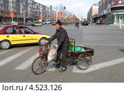 Велорикша на улице города Хуньчунь в Китае (2013 год). Редакционное фото, фотограф Валерий Акулич / Фотобанк Лори