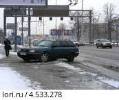 Автомобиль заезжает на тротуар, Ленинградский проспект, Москва (2013 год). Редакционное фото, фотограф lana1501 / Фотобанк Лори