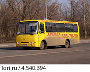 Жёлтый пассажирский автобус "Isuzu" на маршруте (2013 год). Редакционное фото, фотограф Павел Кричевцов / Фотобанк Лори