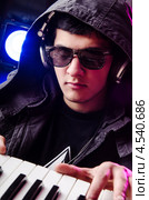 DJ за диджейским микшером. Стоковое фото, фотограф Elnur / Фотобанк Лори