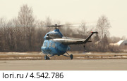 Вертолет Ми-2, Газпромавиа, бортовой RA-23748 в аэропорту Уфа (2013 год). Редакционное видео, видеограф Mikhail Erguine / Фотобанк Лори