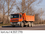DAF CF - мощный трёхосный самосвал в движении (2013 год). Редакционное фото, фотограф Павел Кричевцов / Фотобанк Лори