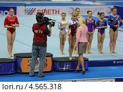 Чемпионат Европы по спортивной гимнастике 2013 года. Москва, СК "Олимпийский". Награждение победителей в индивидуальном многоборье. Светлана Хоркина вручает бронзовую медаль Анастасии Гришиной. Редакционное фото, фотограф Игорь Долгов / Фотобанк Лори