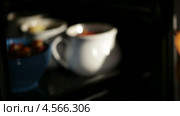 Руки ставят в духовку жаркое в горшочках и закрывают духовку. Стоковое видео, видеограф Данил Руденко / Фотобанк Лори