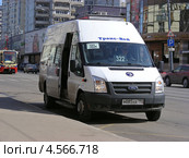Маршрутка № 322м идет по Первомайской улице, район Измайлово, Москва (2013 год). Редакционное фото, фотограф lana1501 / Фотобанк Лори