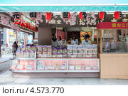 Магазин с традиционными сладостями в районе Asakusa, около храма Sensoji, Токио, Япония (2013 год). Редакционное фото, фотограф Кекяляйнен Андрей / Фотобанк Лори