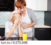 Мама жалеет дочь. Стоковое фото, фотограф Гладских Татьяна / Фотобанк Лори