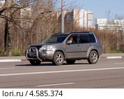 "NISSAN X-TRAIL" мчится по дороге (2013 год). Редакционное фото, фотограф Павел Кричевцов / Фотобанк Лори