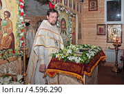 Пасха. Отец Дмитрий перед плащаницей. Храм святого великомученика Феодора Тирона. Москва (2013 год). Редакционное фото, фотограф Сергей Соболев / Фотобанк Лори