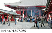 Главный храм Senso-ji temple с большим красным фонарем и урной для сжигания посередине двора, Asakusa, Токио, Япония (2013 год). Редакционное видео, видеограф Кекяляйнен Андрей / Фотобанк Лори