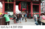 Посетители перед входными воротами The Kaminarimon gate в святыню Asakusa, Токио, Япония (2013 год). Редакционное видео, видеограф Кекяляйнен Андрей / Фотобанк Лори
