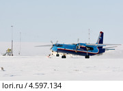 Разгон самолёта по полосе заснеженного чукотского аэродрома. Стоковое фото, фотограф Максим Деминов / Фотобанк Лори