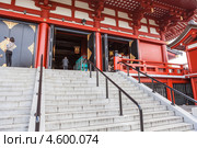Боковая лестница в главный храм Kannondo Hall. Senso-ji shrine, Asakusa, Токио, Япония (2013 год). Редакционное фото, фотограф Кекяляйнен Андрей / Фотобанк Лори