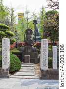 Огороженное место со статуей Будды в храме Senso-ji shrine, Asakusa, Токио, Япония (2013 год). Редакционное фото, фотограф Кекяляйнен Андрей / Фотобанк Лори