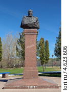 Памятник А.Н. Островскому в Кинешме, Ивановская область (2013 год). Редакционное фото, фотограф Михаил Марковский / Фотобанк Лори