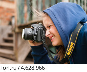 Девушка фотограф фотографирует (2013 год). Редакционное фото, фотограф Игорь Низов / Фотобанк Лори