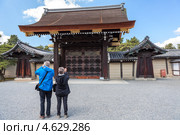 Туристы фотографируют Gishu-mon gate - ворота на территорию Императорского дворца в Киото. Япония (2013 год). Стоковое фото, фотограф Кекяляйнен Андрей / Фотобанк Лори