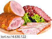 Мясное ассорти из ветчины, бекона, копченой колбасы на деревянной доске. Стоковое фото, фотограф ValeriyK / Фотобанк Лори