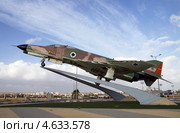 Самолет "Фантом" (McDonnell Douglas F-4 Phantom II) на постаменте в Беэр Шеве (2013 год). Редакционное фото, фотограф Irina Opachevsky / Фотобанк Лори