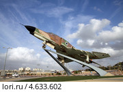 Самолет "Фантом" (McDonnell Douglas F-4 Phantom II) на постаменте в Беэр Шеве (2013 год). Редакционное фото, фотограф Irina Opachevsky / Фотобанк Лори