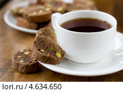 Чай и итальянское печенье бискотти с фисташками. Стоковое фото, фотограф Альбина Ялунина / Фотобанк Лори