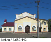 Бывший каретный двор (конюшня), ДК "Сахарник" после реставрации, поселок Рамонь, Воронежская область, усадьба Рамонь, имение принцессы Ольденбургской, (2013 год). Редакционное фото, фотограф Анна Мишина / Фотобанк Лори