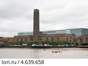 Лондон. Здание галереи Тейт Модерн (англ. Tate Modern) на берегу р. Темза (2009 год). Редакционное фото, фотограф Ирина Фирсова / Фотобанк Лори