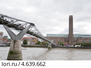 Лондон. Мост Миллениум (англ. Millenium Bridge) к зданию галереи Тейт Модерн (англ. Tate Modern) на берегу р. Темза (2009 год). Редакционное фото, фотограф Ирина Фирсова / Фотобанк Лори