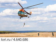 Тренировка десантников авиалесоохраны. Под вертолётом (2013 год). Редакционное фото, фотограф Роман Фомин / Фотобанк Лори
