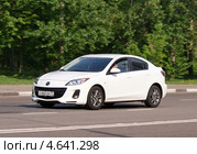 Седан Mazda мчится по дороге (2013 год). Редакционное фото, фотограф Павел Кричевцов / Фотобанк Лори