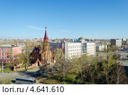 Вид на польский костел с колокольни Спасской церкви. Иркутск (2013 год). Редакционное фото, фотограф Юлия Батурина / Фотобанк Лори