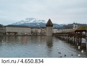 Река Рёйсс, мост Каппельбрюке, октогональная башня (Wasserturm). Люцерн, Швейцария (2013 год). Стоковое фото, фотограф Вадим Хомяков / Фотобанк Лори