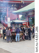 Урна для сжигания ароматных палочек перед главным храмом Kannondo святыни Senso-ji, Асакуса, Токио, Япония (2013 год). Редакционное фото, фотограф Кекяляйнен Андрей / Фотобанк Лори