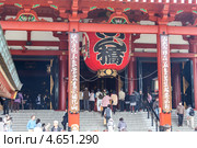 Огромный фонарь при входе в главный храм Kannondo святыни Senso-ji, Асакуса, Токио, Япония (2013 год). Редакционное фото, фотограф Кекяляйнен Андрей / Фотобанк Лори