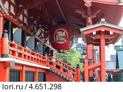 Главный вход в храм Kannondo с массивным бумажным красным фонарем. Sensoji, Asakusa, Токио, Япония (2013 год). Редакционное фото, фотограф Кекяляйнен Андрей / Фотобанк Лори