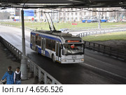 Троллейбус под мостом (2012 год). Редакционное фото, фотограф Алёшина Оксана / Фотобанк Лори