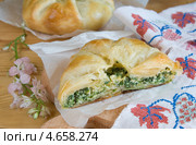 Молдавская плацинда с зелёным луком и яйцом. Стоковое фото, фотограф Мария Иванова / Фотобанк Лори