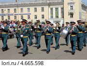 Военный оркестр  духовых  инструментов на параде 9Мая. Ангарск (2013 год). Редакционное фото, фотограф Копылова Ольга Васильевна / Фотобанк Лори