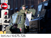 Водитель чистит военную технику, которая стоит на Тверской улице города Москвы, перед генеральной репетицией Парада Победы на Красной площади (2013 год). Редакционное фото, фотограф Николай Винокуров / Фотобанк Лори