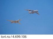 Москва. Парад Победы. Самолет заправщик Ил-78 и сверхзвуковой стратегический бомбардировщик-ракетоносец  Ту-160 "Белый лебедь" (2013 год). Редакционное фото, фотограф Литвяк Игорь / Фотобанк Лори