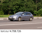 Renault мчится по дороге (2013 год). Редакционное фото, фотограф Павел Кричевцов / Фотобанк Лори